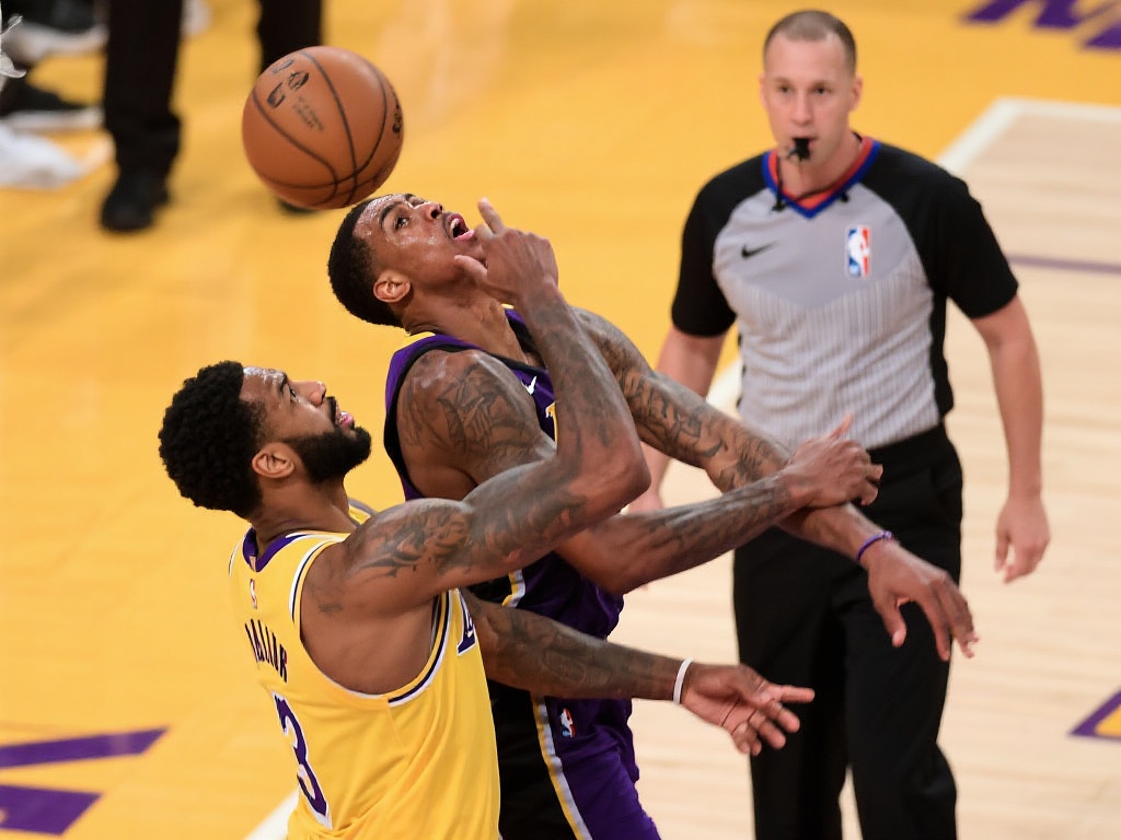 卡林顿三分出手肘击波普面部,裁判回放后未予升级判罚 卡林顿三分抢投肘到波普面部的事件,虽然未