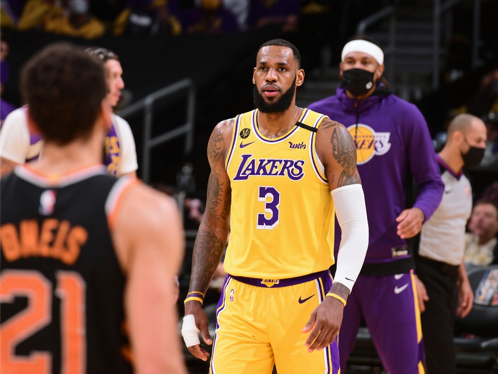 风云突变!西部排名今日洗牌:湖人跃居第三,灰熊滑落第八 值得一提的是,湖人队在伤病恢复后的阵容完